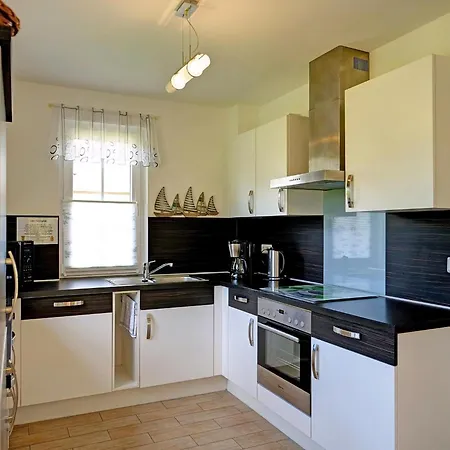 Holiday home Reetdachhaus Mit Kaminofen Und Grosser Terrasse Glowe