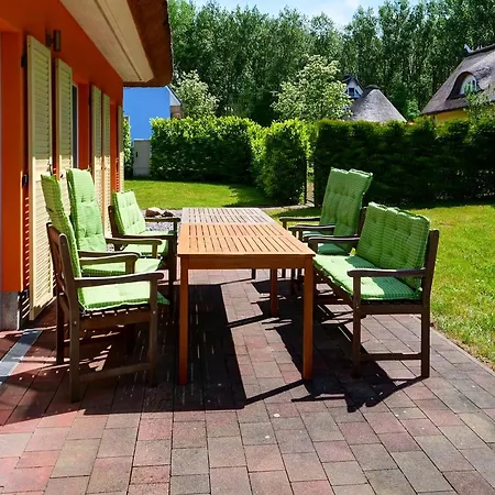 Reetdachhaus Mit Kaminofen Und Grosser Terrasse Glowe